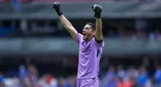 Jesús Corona festejando un gol de Cruz Azul