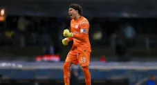 Guillermo Ochoa festejando un gol del América