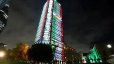 Manifestantes escalaron Estela de Luz para colgar mensaje de protesta