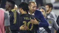 Carlos Vela y Chiellini abrazándose