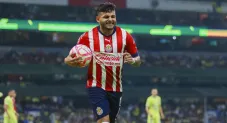 Alexis Vega en un partido de Chivas