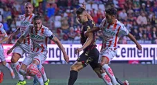 Jugadores de Xolos y Necaxa disputando un balón