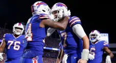 Josh Allen y Stefon Diggs festejando un touchdown
