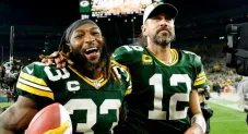 Aaron Rodgers y Aaron Jones tras un partido de los Packers