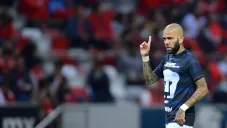 Dani Alves en un partido con Pumas