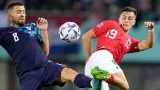 Mateo Kovacic en disputa por el balón con Christoph Baumgartner