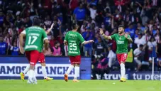 Chivas en celebración de gol