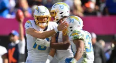 Jugadores de los Chargers festejando un touchdown