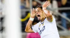 Chicharito Hernández festejando un gol