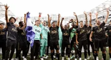 Jugadores del LAFC festejando un título