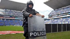 Policía vigila en el Estadio Cuauhtémoc previo al juego