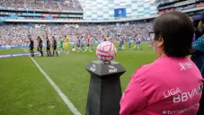 Mujer en el protocolo inicia de la Liga MX