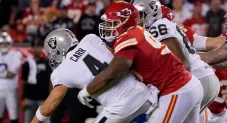 Chris Jones y Derek Carr durante un partido