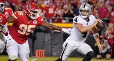 Chris Jones y Derek Carr durante un partido