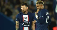 Neymar y Lionel Messi durante un partido del PSG