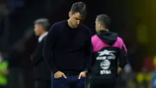 Nicolás Larcamón reacciona durante partido