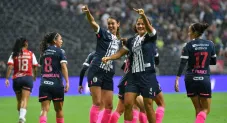 Jugadoras de Rayadas festejando un gol