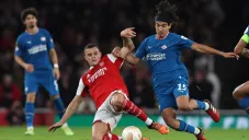 Erick Gutiérrez en acción con el PSV vs Arsenal