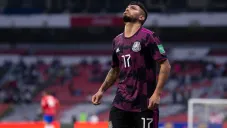 Tecatito Corona en un partido de México