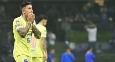 Brian Rodríguez lamentando una falla
