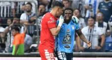 Avilés Hurtado y Óscar Ustari durante un partido de Pachuca