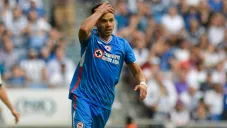 Ángel Romero en un partido de Cruz Azul