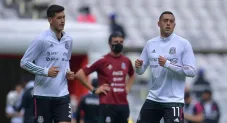 César Montes y Rogelio Funes Mori previo a un partido de México