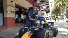 Fabbio y su dueño en su monoplaza