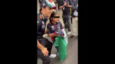 Checo Pérez posa con pequeña fan en el Autódromo Hermanos Rodríguez