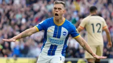 Leandro Trossard tras anotarle al Chelsea