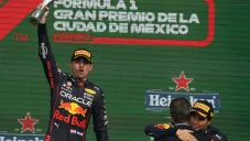 Max Vestappen y Checo Pérez en festejo