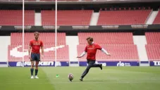 Almeida pateando el ovoide