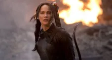 Jennifer Lawrence interpretando a Katniss Everdeen