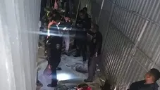 Mueren dos hermanas al caer en coladera en Iztacalco