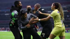 Katty Martínez evitando que seguridad se lleve a una fan