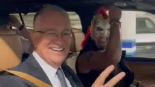 Ricardo Salinas junto al Escorpión Dorado