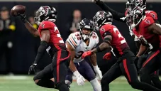 Jaylinn Hawkins, celebra su intercepción contra los Chicago Bears