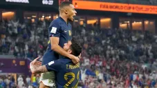 Kylian Mbappé en festejo de gol con Theo Hernandez