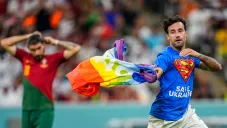 Aficionado ingresó a la cancha en el Uruguay vs Portugal para protestar a favor de la comunidad LGBTQ+