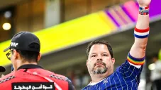 Expulsan a aficionado de Estados Unidos por usar brazalete arcoíris