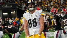 Pat Freiermuth celebra con los Steelers frente a Falcons