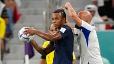 Jules Koundé con su cadena de oro en el Francia vs Polonia