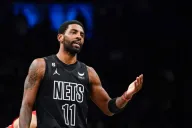 Kyrie Irving en lamento durante partido de los Nets