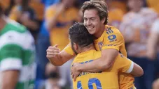 Sebastián Córdova celebrando gol con Gignac