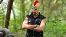 Escorpión Dorado en sesión de fotos