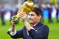 Iker Casillas llevó la Copa del Mundo en el Estadio Lusail