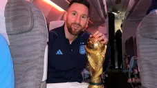 Lionel Messi se mostró feliz junto al trofeo