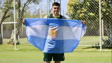 Adonis Frías con la bandera de Argentina