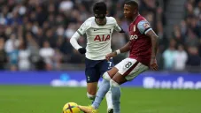 Disputa del balón en el Tottenham vs Aston Villa