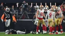 Robbie Gould de los 49ers de San Francisco es felicitado por sus compañeros